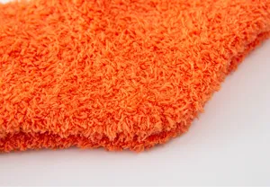 Oranje koraalvleece pluche wintersokken close up textuur detail zachte warme sok