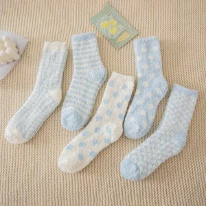 Conjunto de calcetines mullidos de felpa coral de invierno, azules y blancos cómodos.