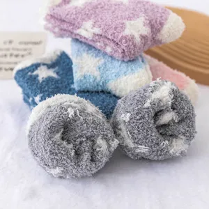 Chaussettes douillettes en polaire corail d'hiver avec joli motif d'étoiles, épaisses et douces.
