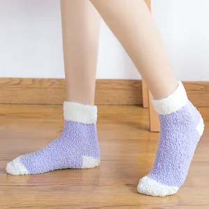 Thickened coral fleece fuzzy socks for women, winter warm sleep socks with color block design.