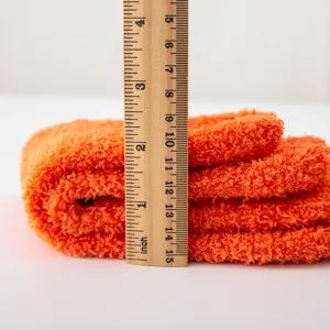Verdikte koraalvleece wintersokken in effen oranje kleur voor heerlijke warmte en comfort.