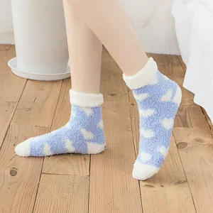 Calzini invernali in morbido pile corallo blu con cuori bianchi caldi e comodi