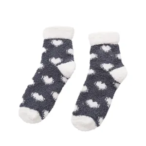 Calzini invernali spessi in pile corallo con simpatici cuori bianchi, caldi e morbidi da notte.