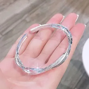Bracelet manchette torsadé multi-brins argenté avec détails scintillants, gros plan