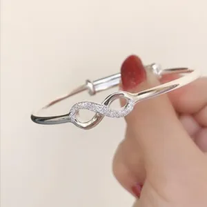 Bracelet jonc infini en argent, élégant bracelet minimaliste en cristal réglable pour femmes.
