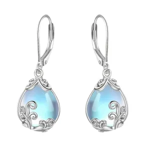 Elegantes pendientes de piedra de luna con diseño delicado, estilo moderno y chic.