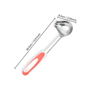 Detailansicht der Edelstahlsuppe Schöpflöffel mit seitlichem Ausguss und rutschfestem Griff.