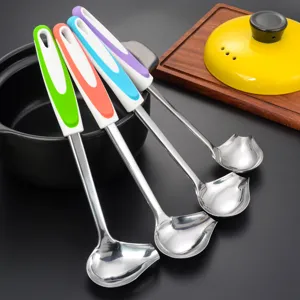 Edelstahl Suppenkelle mit buntem Griff und praktischem Ausguss für die Küche im Detail.