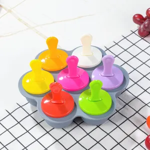 Détail du moule à esquimau en silicone à 7 trous avec poignées colorées pour maison.