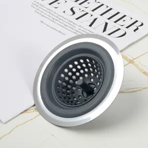 Détail de filtre d'évier, panier de bonde de cuisine en silicone et métal pour protection.