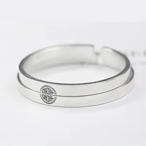 Bracelet jonc en argent mat minimaliste, bijoux élégants en métal solide et ouvert.