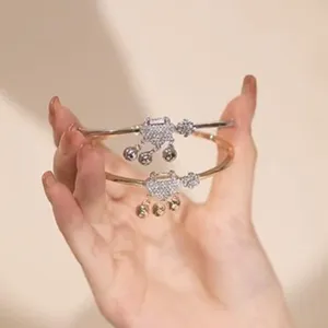Ensemble de bracelets double couche exquis avec pendentifs cadenas délicats et petits clochetons.
