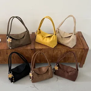 Vintage Wildleder Umhängetasche für Damen, große Kapazität lässige Achseltasche mit Blumenanhänger.
