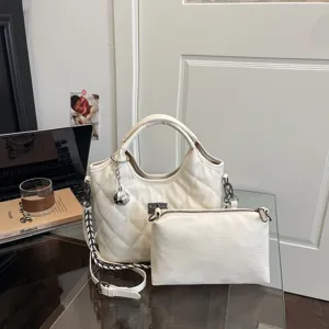 Gedetailleerd overzicht van de witte gewatteerde schoudertas, elegante vintage tas.