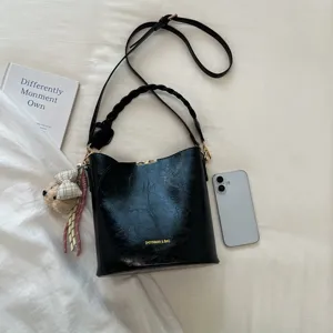Sac seau vintage noir pour femme, sac à bandoulière en cuir PU élégant avec poignée.