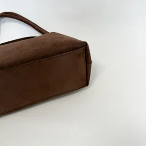 Braune Vintage-Wildleder Umhängetasche Detail zeigt weiche Textur und saubere Nahtverarbeitung.