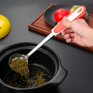 Edelstahl Suppenlöffel mit rotem weißem rutschfestem Griff für die Küche beim Kochen.