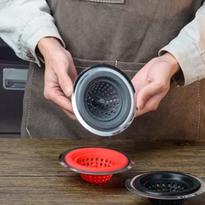 Vue détaillée du panier de filtre d'évier en silicone avec bord en acier inoxydable.