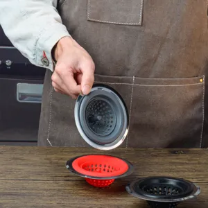 Détail de la passoire d'évier de cuisine en silicone, filtre d'égout anti-obstruction.