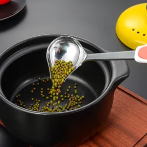 Edelstahl-Soßenkelle mit rutschfestem Griff, ideal zum Ausgießen von Öl und Suppe in Küche.