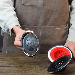Vue de détail rapprochée de la passoire d'évier de cuisine avec filet en silicone.