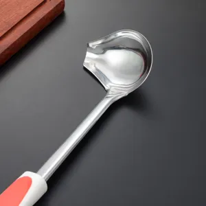 Edelstahl Schöpflöffel Ausguss Detail, Küchenutensil Nahaufnahme mit glänzender Metalloberfläche.