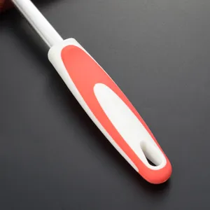 Edelstahllöffel Griff Detail, ergonomisches rutschfestes rot-weißes Design für Küche.