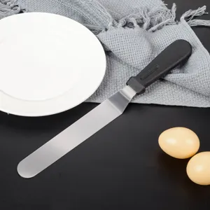 Spatola per dolci in acciaio inossidabile con manico nero ergonomico per uso di pasticceria.
