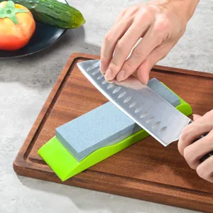 Gros plan sur la pierre à aiguiser double face avec base en silicone pour les couteaux.