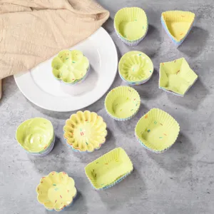 Set di stampi da forno in silicone di varie forme per muffin, cupcake e dolci gialli.