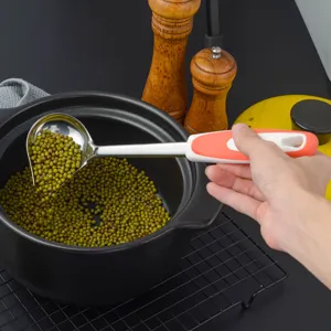 Edelstahl Ölgießlöffel mit rutschfestem rot-weißem Griff für das Kochen in der Küche