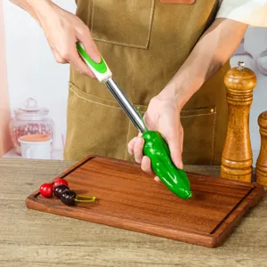 Edelstahl Paprika Entkerner Küchenhelfer Detailansicht zeigt die Anwendung beim Kochen.