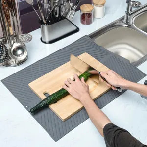 Détail de tapis d'égouttage en silicone, protecteur de plan de travail pour évier cuisine.