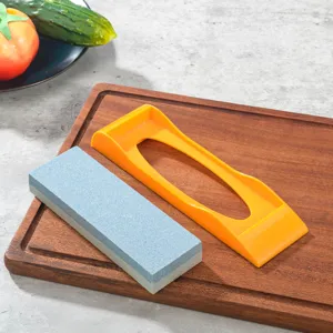 Vue détaillée de la pierre à aiguiser double face pour cuisine avec base jaune pratique.
