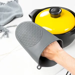 Silicone heat-resistant pinch mitt detail view, showing anti-slip textured grip design.