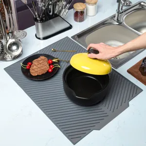 Detail de tapis d'égouttoir en silicone avec surface texturée pour protéger le plan de travail.