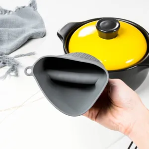 Silicone pot handle clip anti-scald kitchen insulation helper for baking cooking tool.