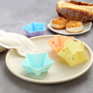 Stampo per muffin a stella in silicone colorato, utensile flessibile per dolci e dessert.