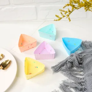 Vista dettagliata di stampi da forno in silicone triangolari colorati su sfondo bianco.