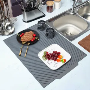 Grand tapis d'égouttage en silicone pour comptoir de cuisine, résistant à la chaleur gris.