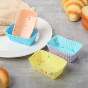 Vista dettagliata di stampi da forno in silicone rettangolari colorati per muffin e dolci.