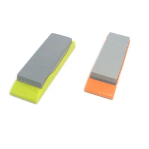Pierre à aiguiser double face pour couteaux de cuisine avec base en plastique.