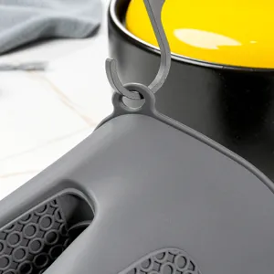 Silicone oven mitt detail close-up, thick heat resistant kitchen hand clip with hanging hole.