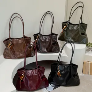 Detail view of retro large-capacity tote bag, versatile shoulder bag in multiple stylish colors.