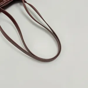Λεπτομέρεια λουριού δερμάτινης τσάντας, μινιμαλιστική πολυτελής τσάντα ώμου κοντινό πλάνο