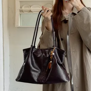 Retro large capacity soft leather tote bag women casual daily shoulder underarm bag detail