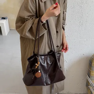 Retro large capacity women tote bag stylish shoulder bag for autumn commute daily.