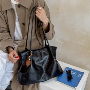 Black vintage large capacity tote bag for women, chic commuter shoulder bag details.