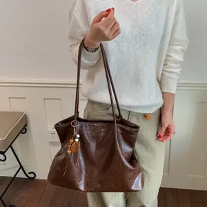 Retro brown large capacity tote bag for women, stylish commuting single shoulder bag.