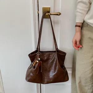 Retro brown large capacity soft leather tote bag, versatile casual shoulder commuting bag.